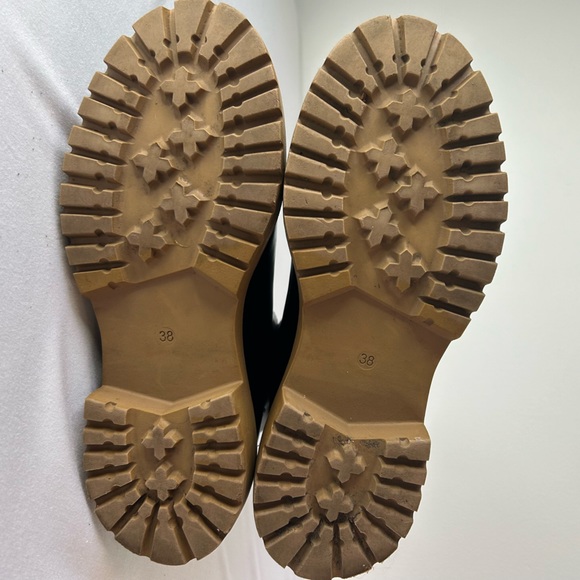 Black with tan rubber soles H&M Chelsea Boots. - Picture 6 of 9